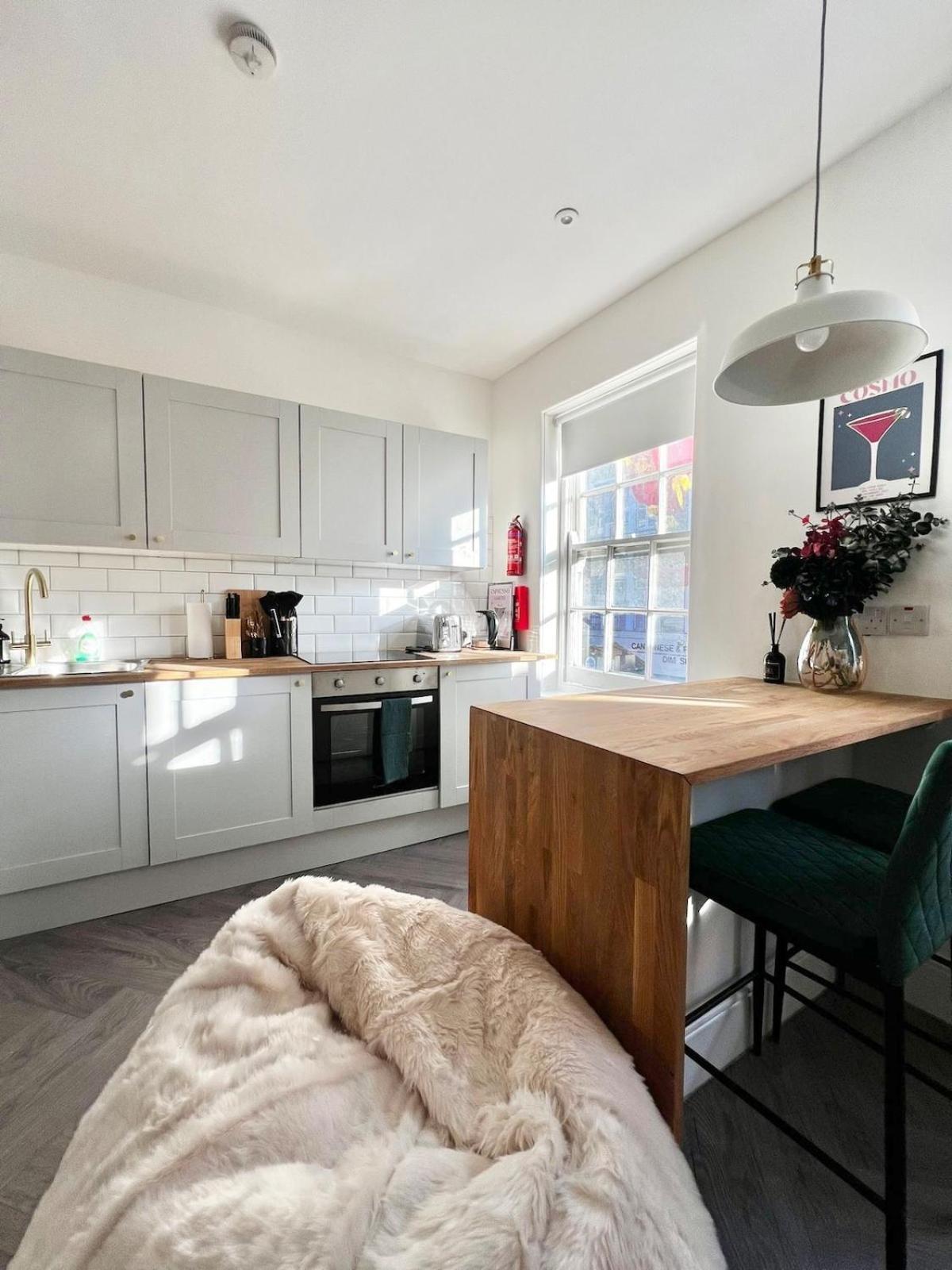 Soho Gem! 2-bedroom Mansion Flat * Londra