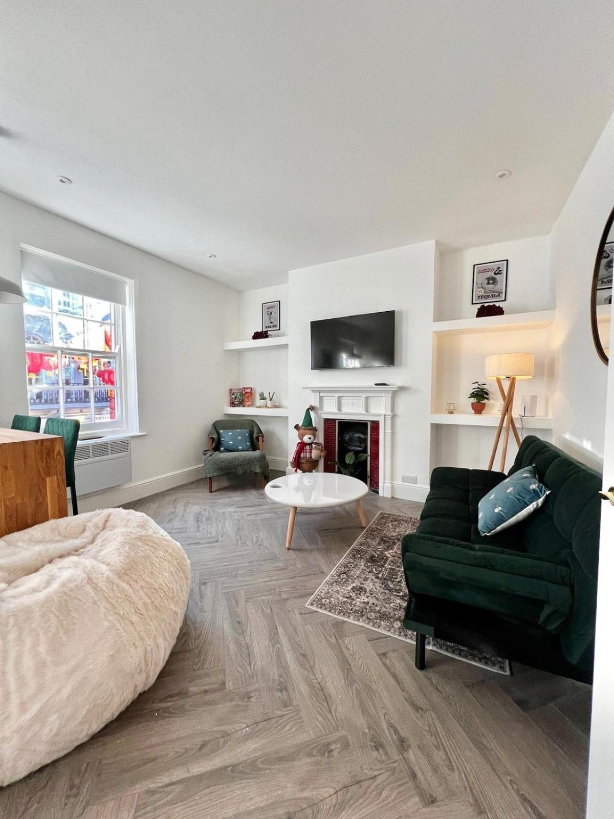 Soho Gem! 2-bedroom Mansion Flat * Londra